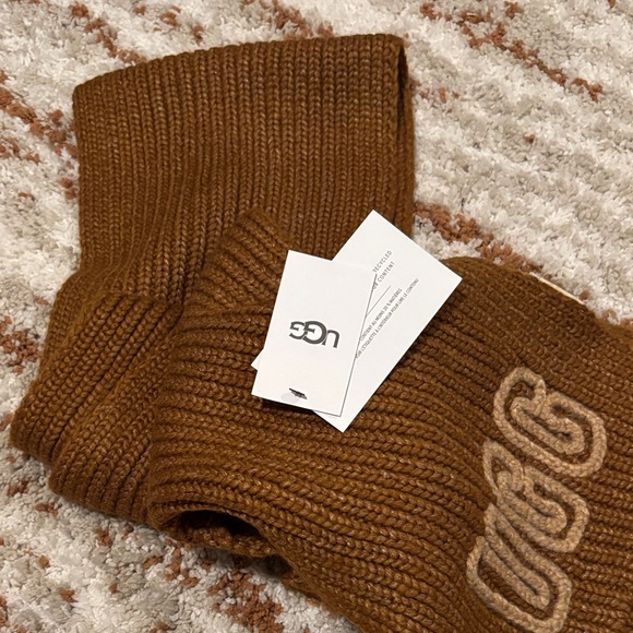 UGG - Picture 1 of 7